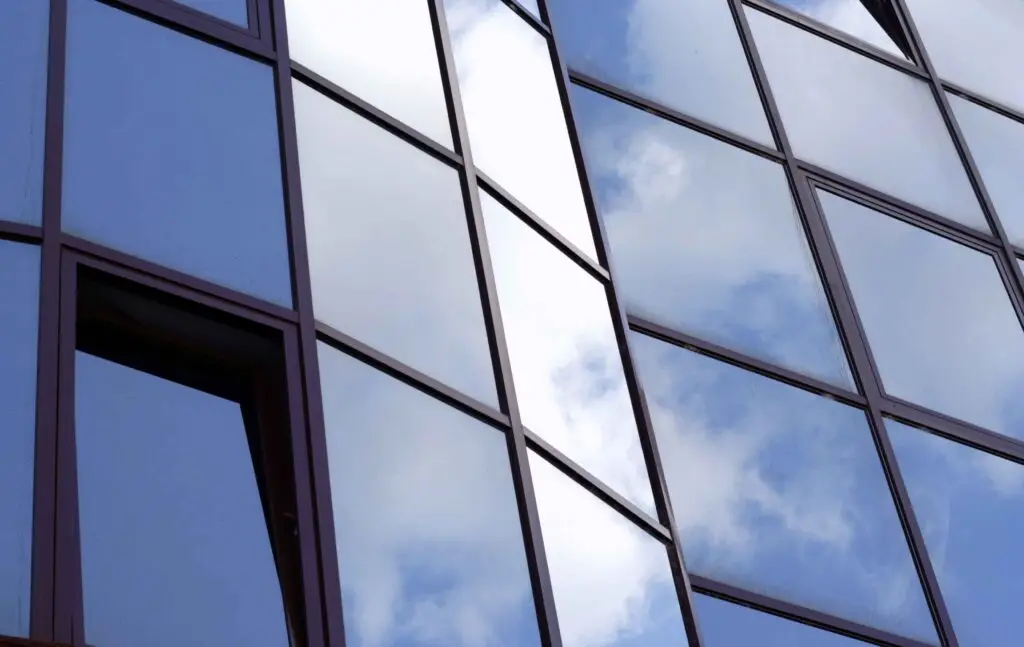 Film vitrage L'efficacité en toute sécurité : Une vue rapprochée d'un bâtiment commercial doté de vitres sécurisées grâce à l'application d'un film adhésif spécialisé. Cette solution de protection renforcée offre une tranquillité d'esprit, assurant un environnement de travail sécurisé tout en préservant l'esthétique moderne du bâtiment.