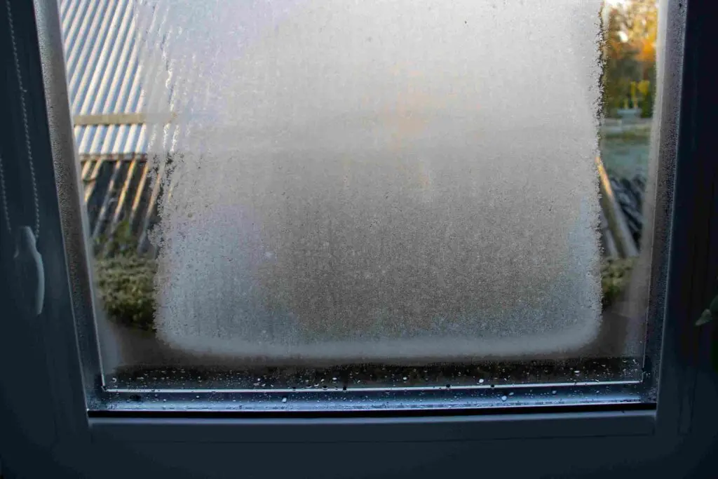 Fenêtre avec buée et condensation sur la face intérieur - Solution film anti buée