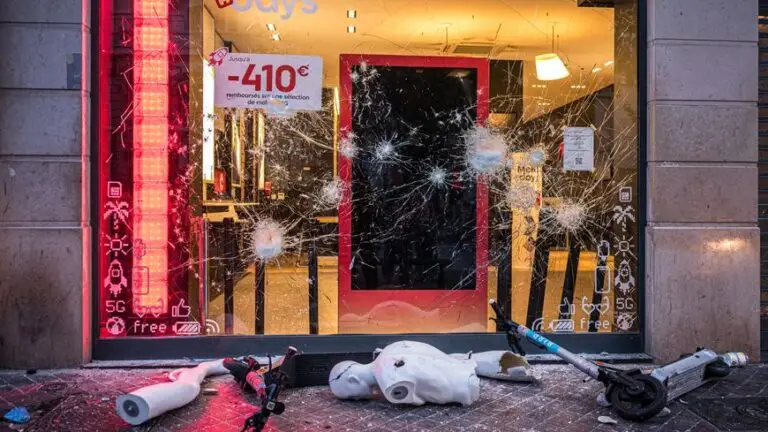 vitrine cassé magasin emeute vandalisme 
