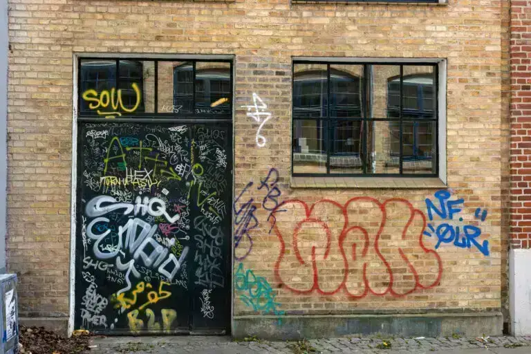 Pose de film anti graffiti et anti tag Film anti rayure protection optimale pour les magasins 