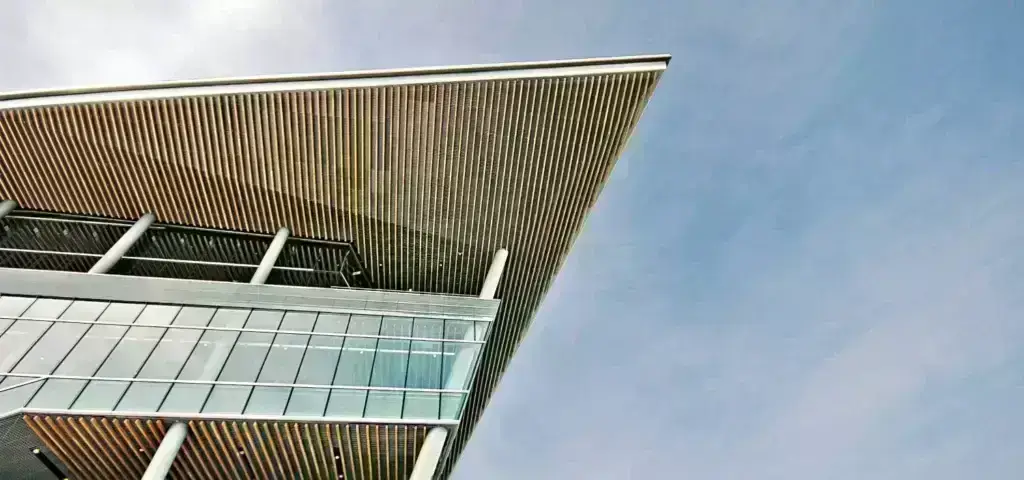 Optimisez le confort thermique de vos espaces grâce au film anti-chaleur Sun Shield. Idéal pour les bâtiments modernes, il améliore l'isolation des fenêtres tout en bloquant une grande partie de la chaleur solaire