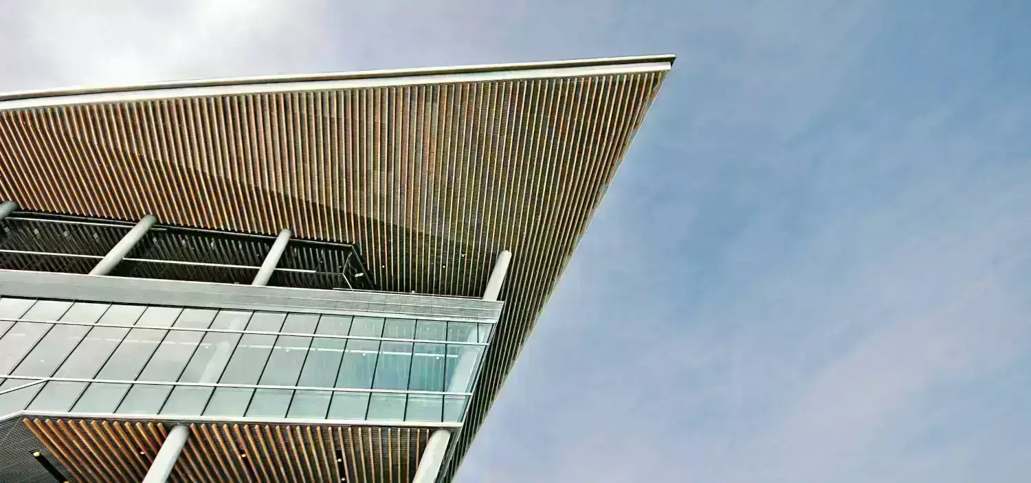 Optimisez le confort thermique de vos espaces grâce au film anti-chaleur Sun Shield. Idéal pour les bâtiments modernes, il améliore l'isolation des fenêtres tout en bloquant une grande partie de la chaleur solaire