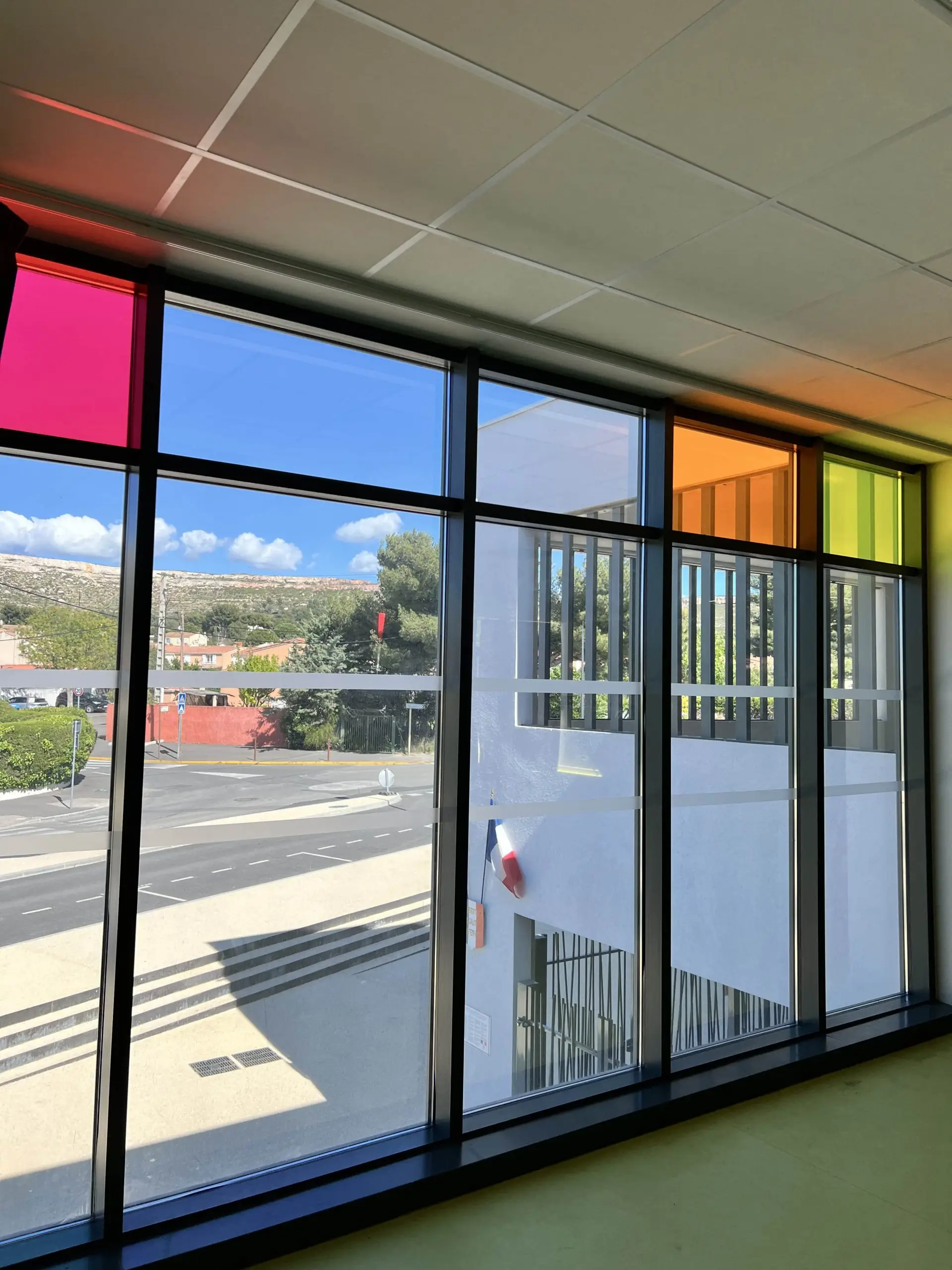 Pose de film solaire anti chaleur occultant miroir dans un groupe scolaire