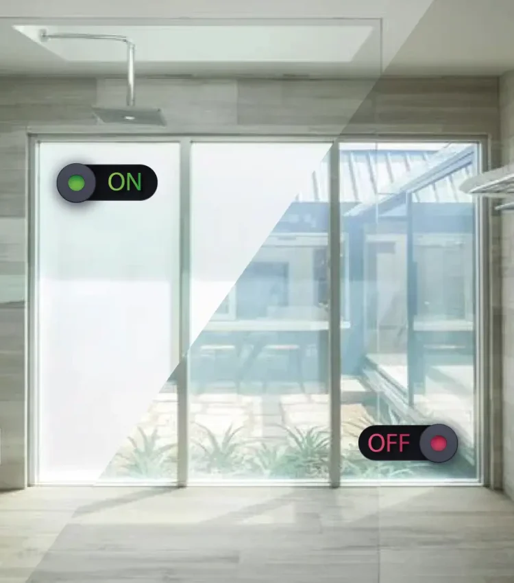 Fenêtre avec e-film : moitié opacifiée par le film électrique, moitié transparente pour démontrer son activation et son contrôle de luminosité
