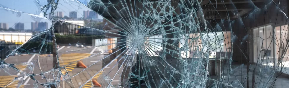 Pose de film anti-effraction contre le vandalisme, émeute, protection des biens, bureaux magasin SUN SHIELD