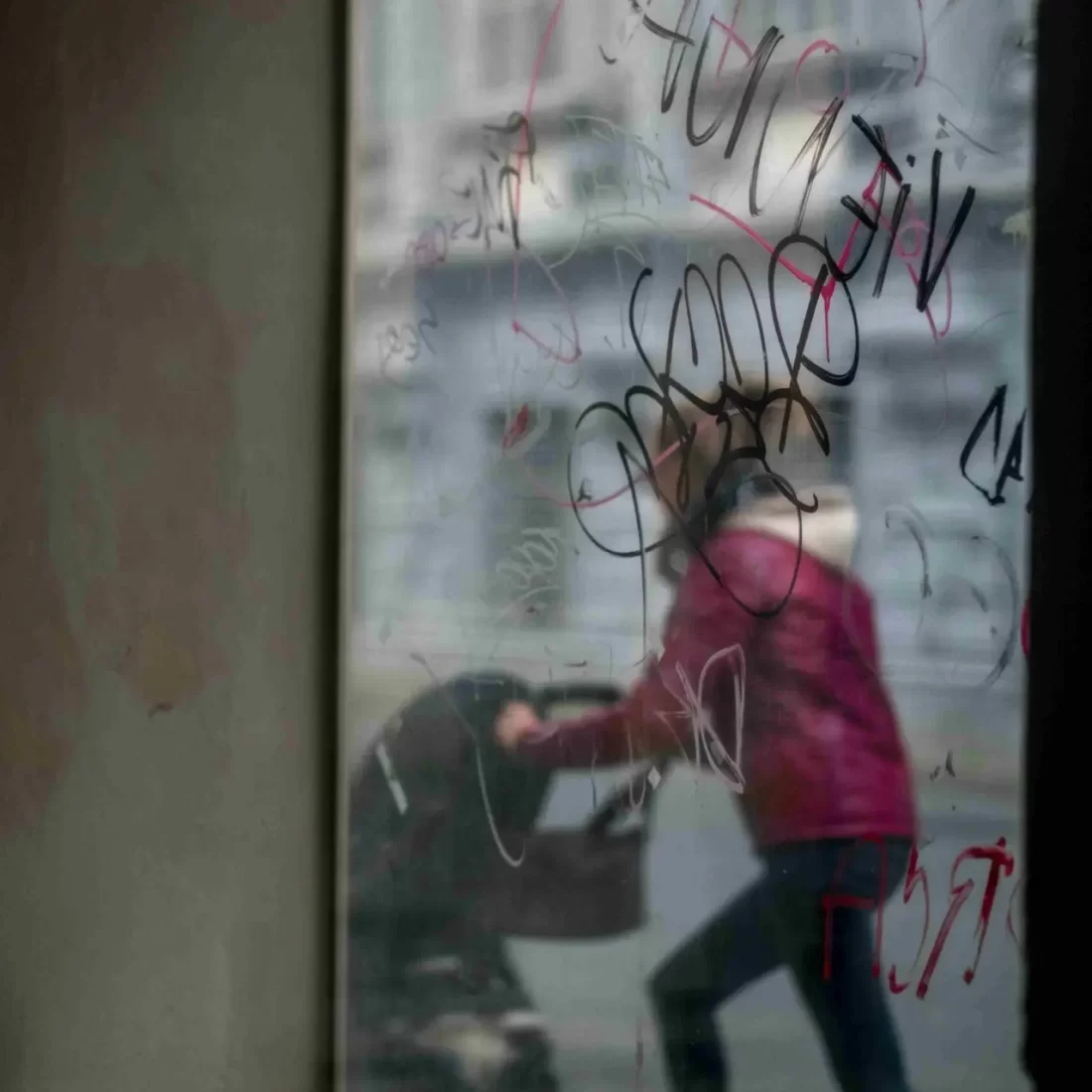 Vitrine de magasin endommagée par tags et graffiti, protégée par film sécurité