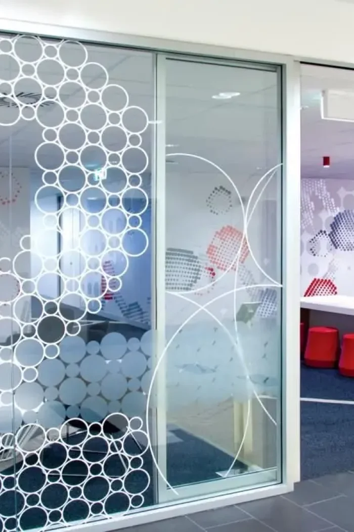 Vitrage de bureau avec film décoratif offrant esthétique et confidentialité