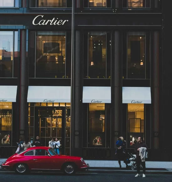 Devanture de magasin de luxe avec vitrine impeccable, protégée par film sécurité