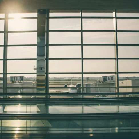 Fenêtre d’aéroport équipé de film solaire anti-chaleur, optimisant le confort thermique et l’efficacité énergétique du bâtiment