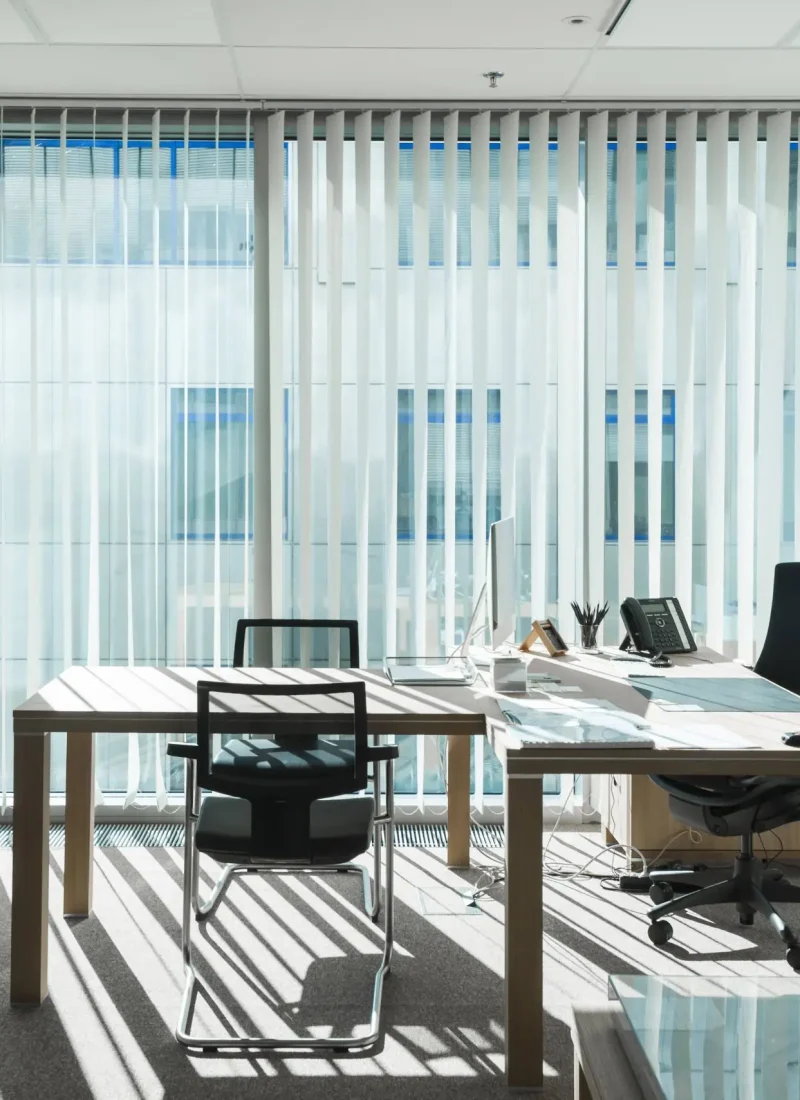 Store californien moderne | Contrôle de la lumière pour open space
